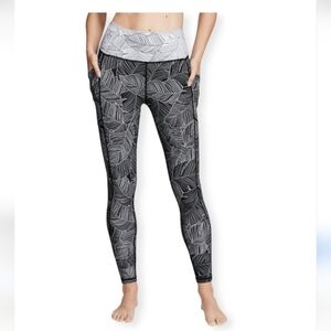 Victoria's Secret Black and White Leaf Print Leggings Soft Touch Size Womens 8